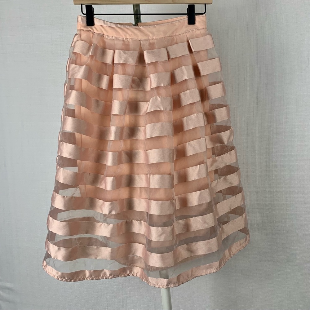 Women’s pleated, pink skirt!